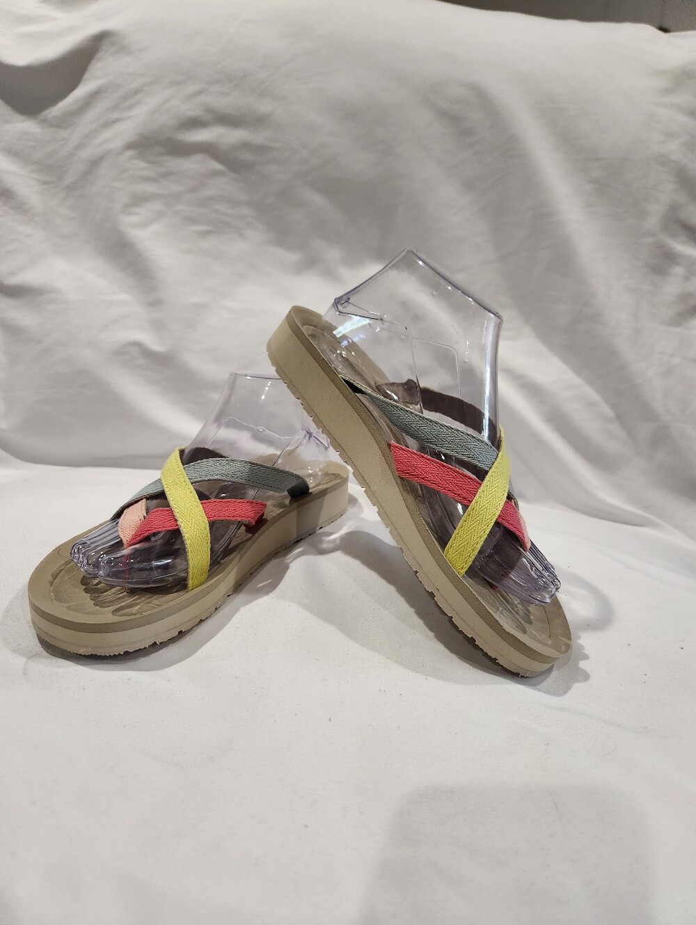 Minnetonka Hanna 2.0 Multicolor Crisscross Slide Size 8 NWOT